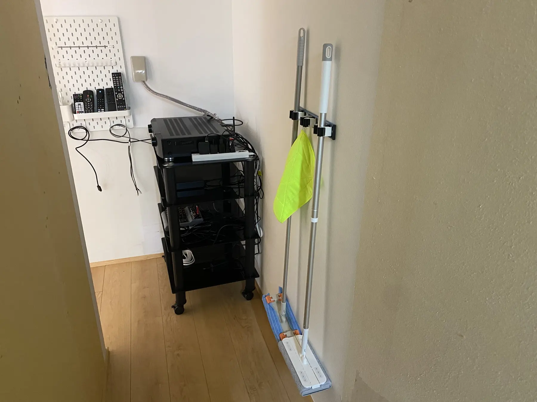 メインスタジオの鏡裏にある清掃用具の保管場所