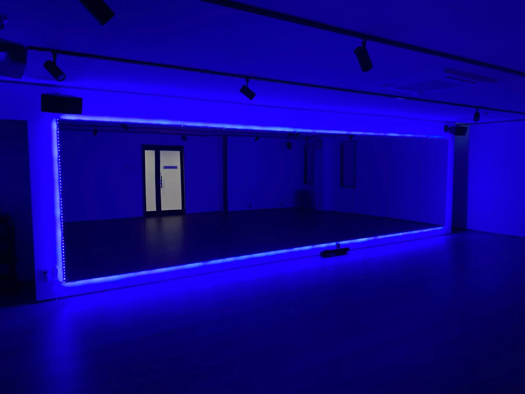 青色のLED照明を点灯したメインスタジオ