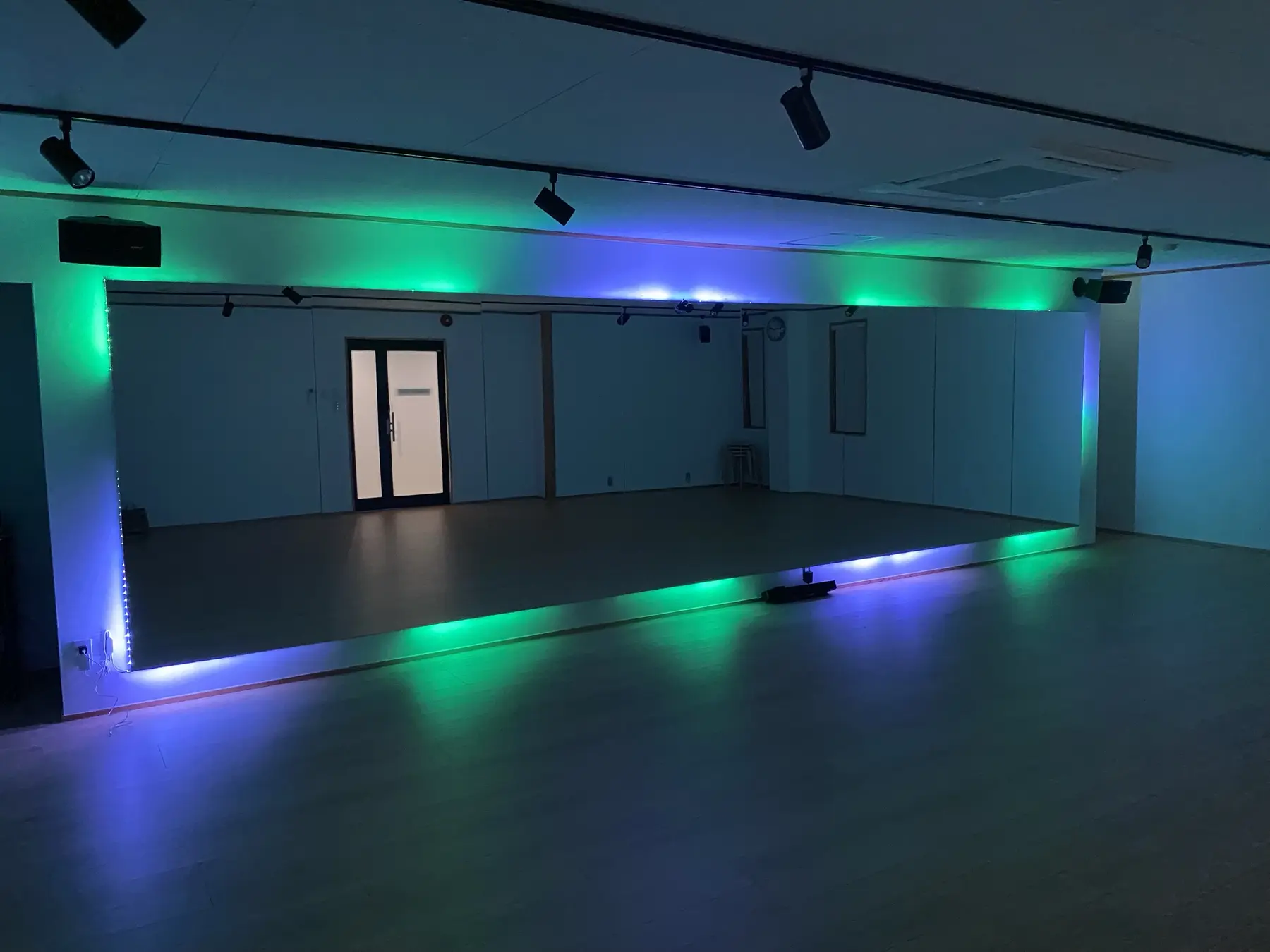複数色のLED照明を点灯したメインスタジオ