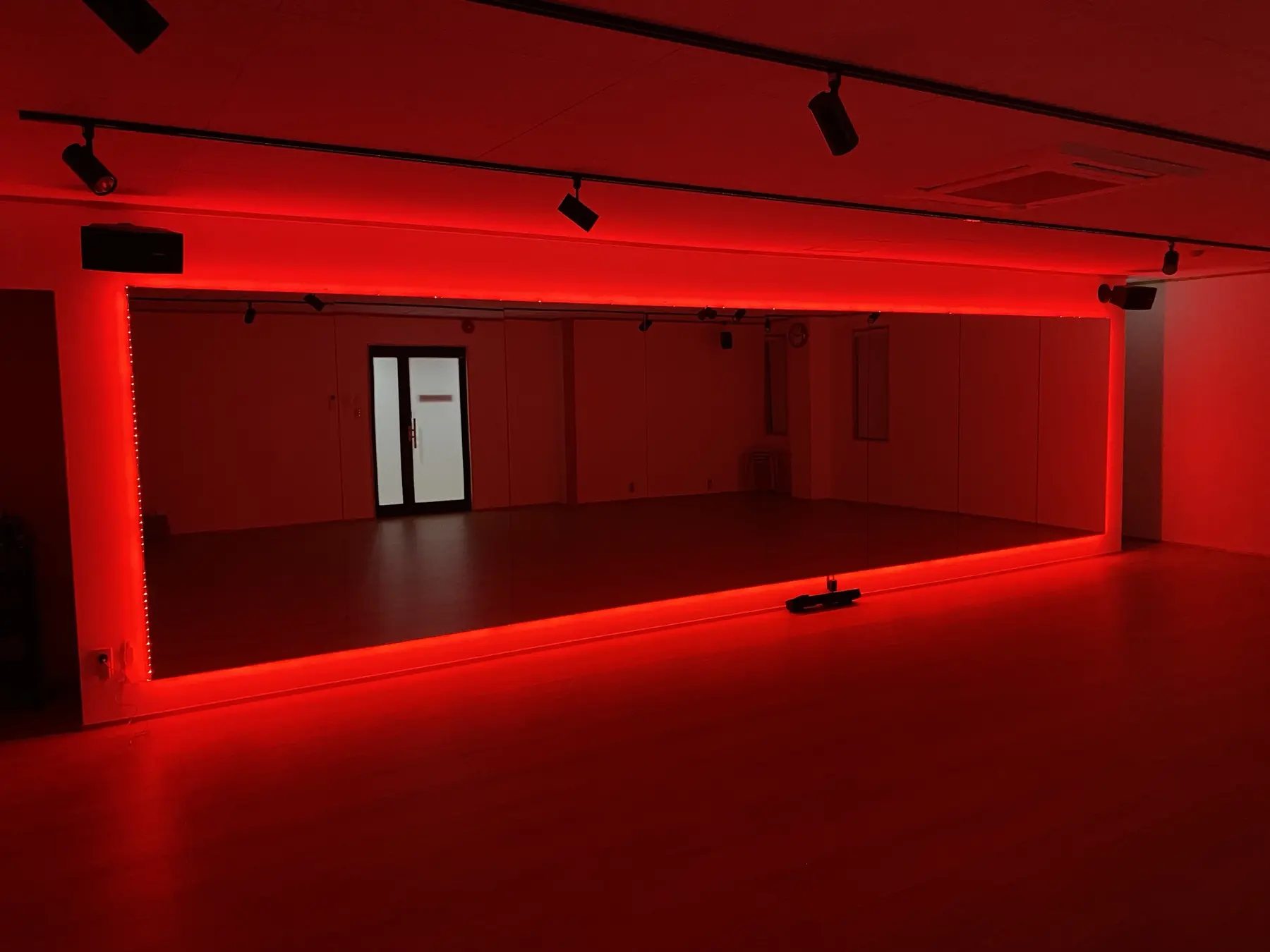 赤色のLED照明を点灯したメインスタジオ
