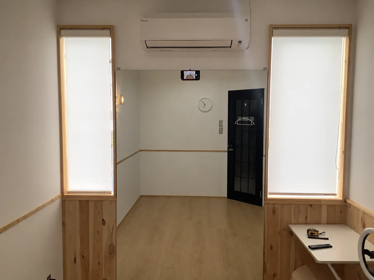 縦長の窓と鏡がある個室スタジオ2