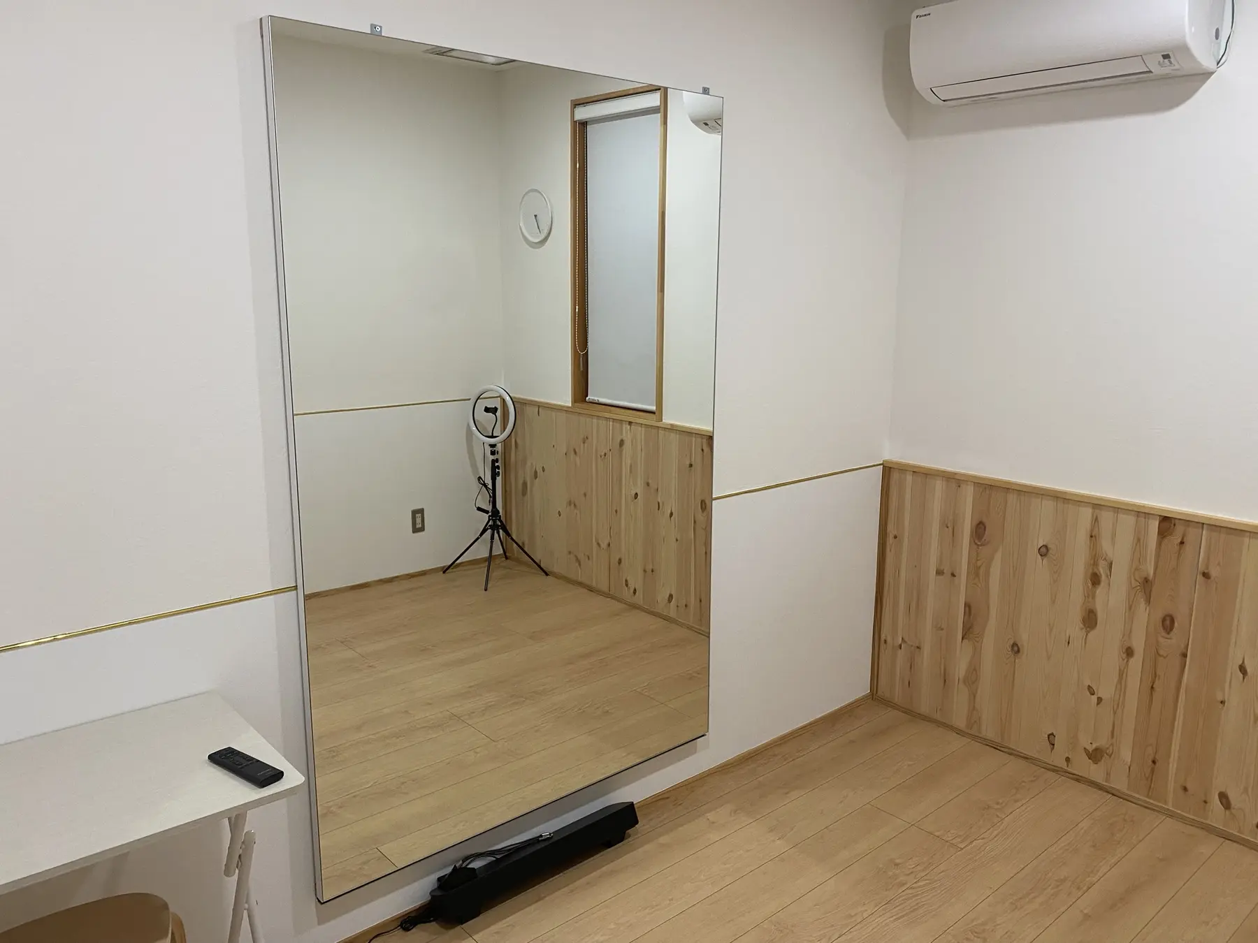 木の腰壁がある個室スタジオ4