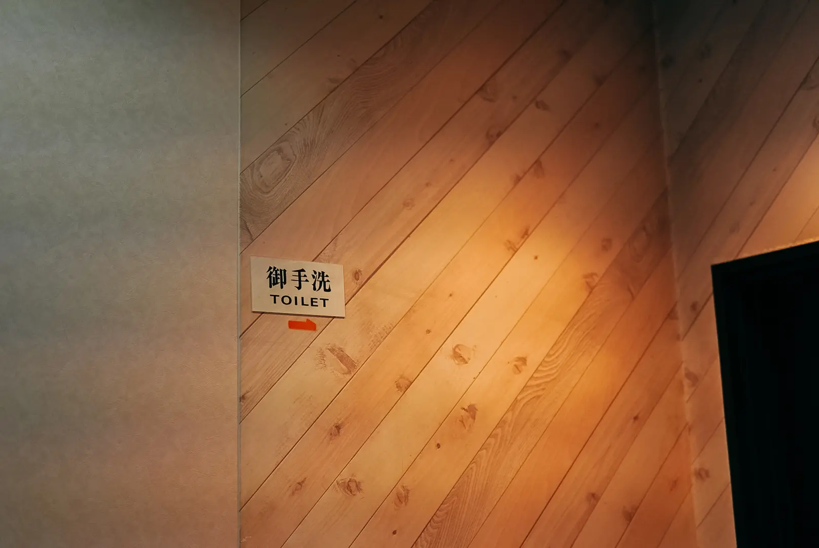 男女別トイレへの案内サイン